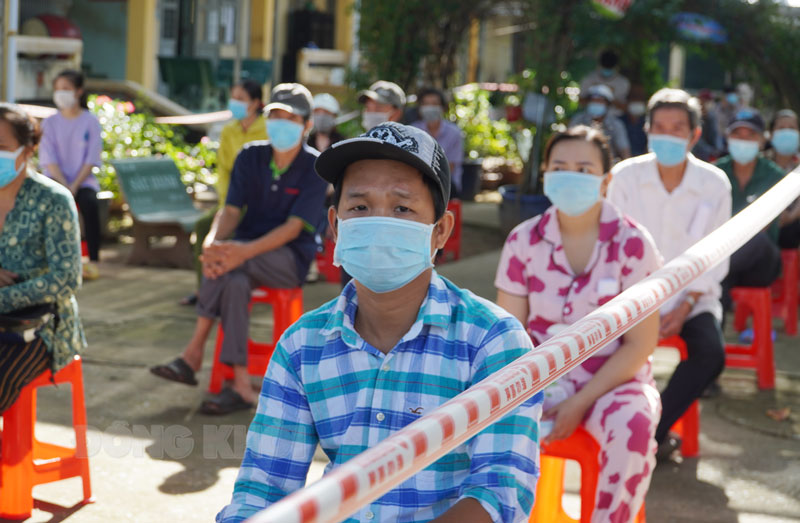 Người dân tham gia test nhanh tầm soát.