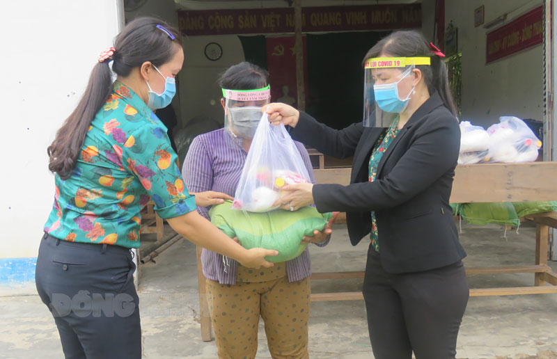 Hội Liên hiệp Phụ nữ huyện Mỏ Cày Bắc trao quà cho hội viên, người dân có hoàn cảnh khó khăn xã Phước Mỹ Trung.