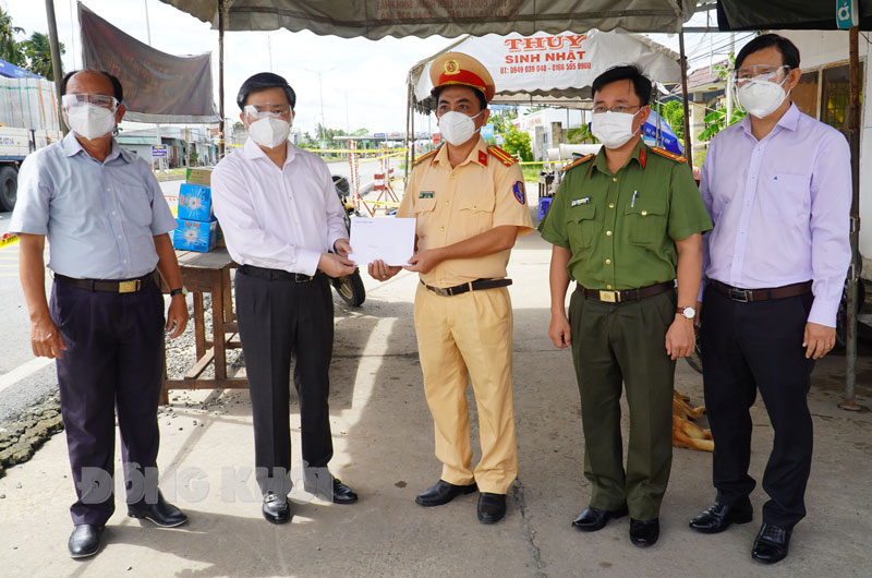 Ủy viên Trung ương Đảng - Bí thư Tỉnh ủy Lê Đức Thọ tặng 10 triệu đồng cho chốt cầu Rạch Miễu.