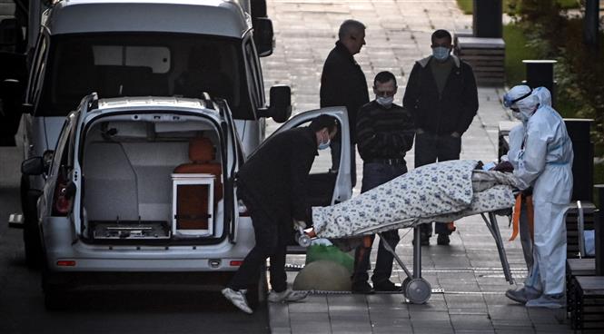 Chuyển bệnh nhân nhiễm COVID-19 tới bệnh viện ở ngoại ô Moskva, Nga. Ảnh: AFP/TTXVN