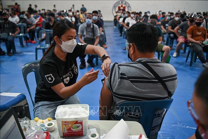  Nhân viên y tế tiêm vaccine COVID-19 cho người dân tại Manila, Philippines. Ảnh: AFP/TTXVN