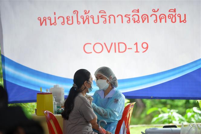 Nhân viên y tế tiêm vaccine ngừa COVID-19 cho người dân tại Bangkok, Thái Lan, ngày 26-8-2021. Ảnh: THX/ TTXVN