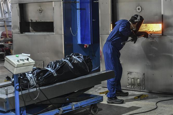 Hỏa táng bệnh nhân tử vong do COVID-19 tại nhà tang lễ ở Bogota, Colombia, ngày 19-6-2021. Ảnh: AFP/TTXVN