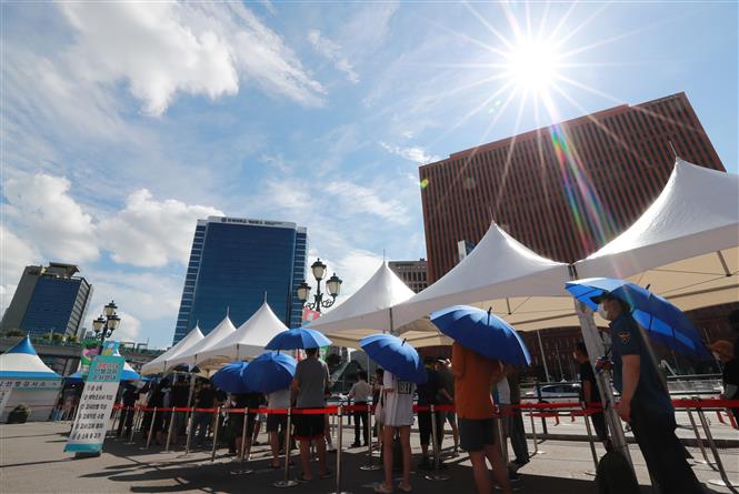 Người dân xếp hàng chờ xét nghiệm COVID-19 tại Seoul, Hàn Quốc, ngày 18-7-2021. Ảnh: YONHAP/TTXVN