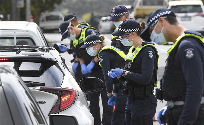  Cảnh sát kiểm tra giấy đi đường của người dân tại Melbourne, Australia ngày 10-9-2021. Ảnh: AFP/TTXVN