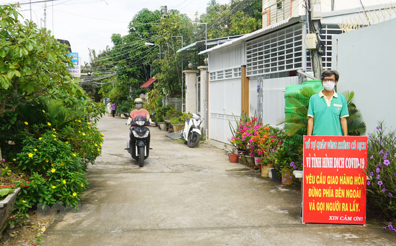 Bảng thông báo phòng dịch được đặt trên đường vào Tổ nhân dân tự quản số 12.