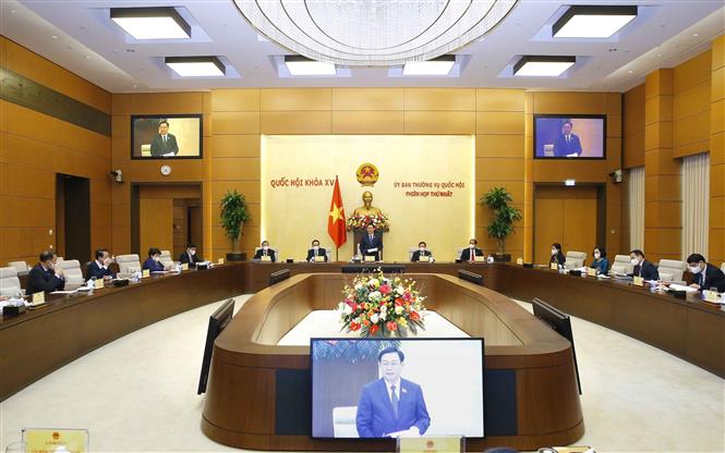 Chủ tịch Quốc hội Vương Đình Huệ chủ trì Phiên họp thứ nhất của Ủy ban Thường vụ Quốc hội khóa XV. Ảnh: TTXVN