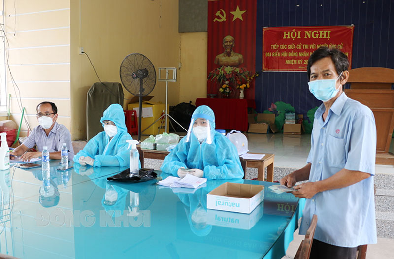 Chi tiền hỗ trợ lao động tự do Lao động tự do tại xã Nhơn Thạnh, TP. Bến Tre nhận tiền hỗ trợ.