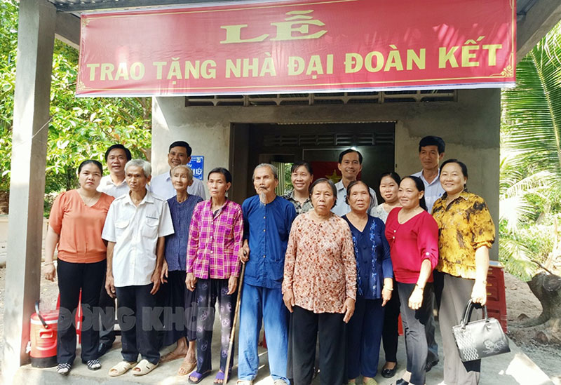 Chi bộ ấp Cái Tắc trong sạch, vững mạnh toàn diện Trao nhà tình thương cho hộ nghèo ở ấp Cái Tắc. Ảnh: Tư liệu