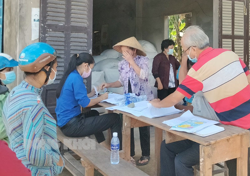 Tam Hiệp tập trung kết nối và tiêu thụ hàng nông sản Triển khai phát gạo cho người dân trên địa bàn xã Tam Hiệp.