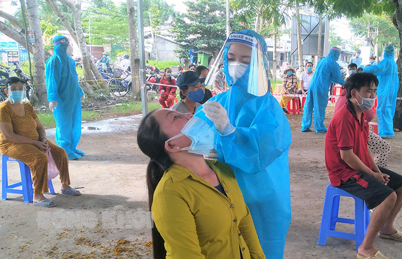 Test nhanh để tách F0 ra khỏi cộng đồng tại xã Tân Thạch.