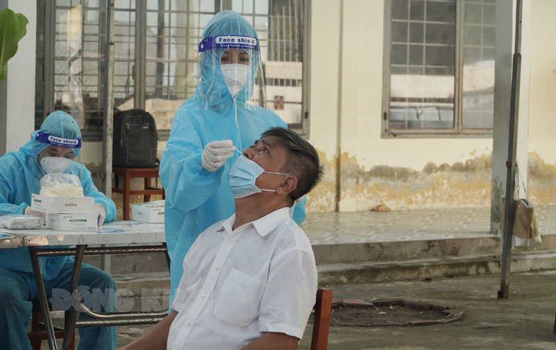 Đến 18 giờ ngày 12-9-2021, tỉnh có thêm 4 ca mắc Covid-19 Người dân tham gia test nhanh tầm soát.