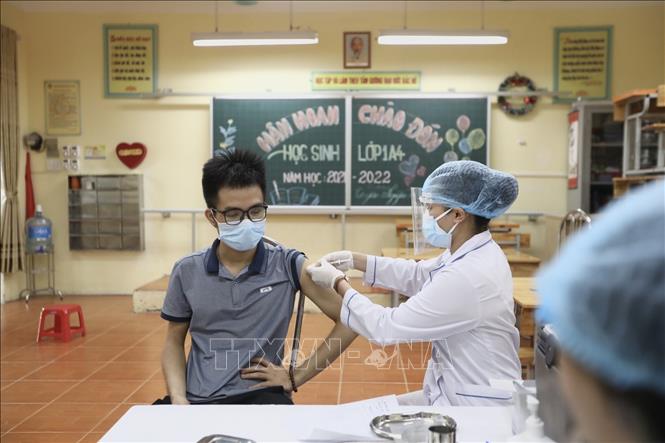 Ngày 12-9-2021, Việt Nam có 11.478 ca nhiễm mới SARS-CoV-2, trong ngày có 261 ca tử vong Tiêm chủng vaccine phòng COVID-19 cho người dân. Ảnh: TTXVN