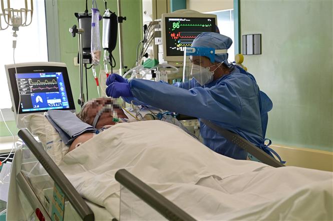 Điều trị cho bệnh nhân nhiễm COVID-19 tại bệnh viện ở Seriate, Bergamo, Italy. Ảnh: AFP/TTXVN
