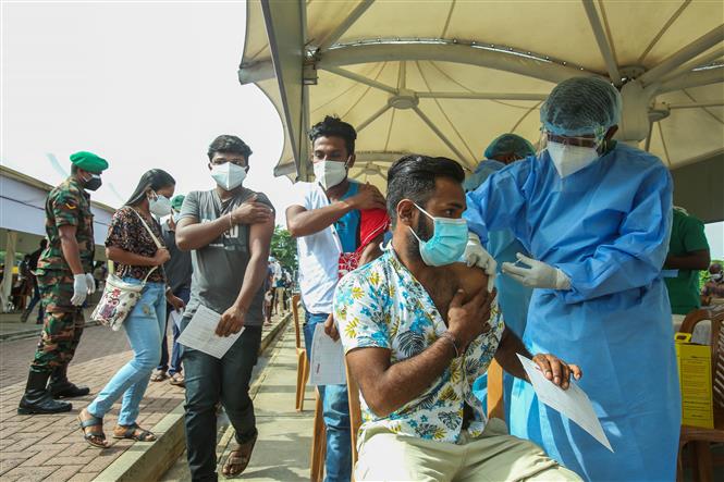 Nhân viên y tế tiêm vaccine ngừa COVID-19 cho người dân tại Colombo, Sri Lanka. Ảnh: THX/TTXVN
