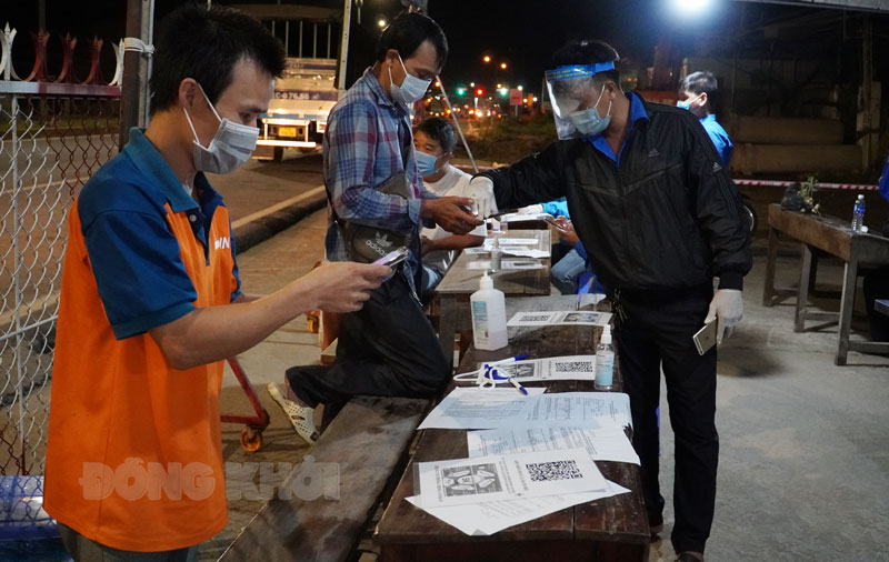 Đến 6 giờ ngày 14-9-2021, tỉnh có thêm 11 ca mắc Covid-19 Người dân di chuyển vào tỉnh khai báo tại chốt cầu Rạch Miễu.
