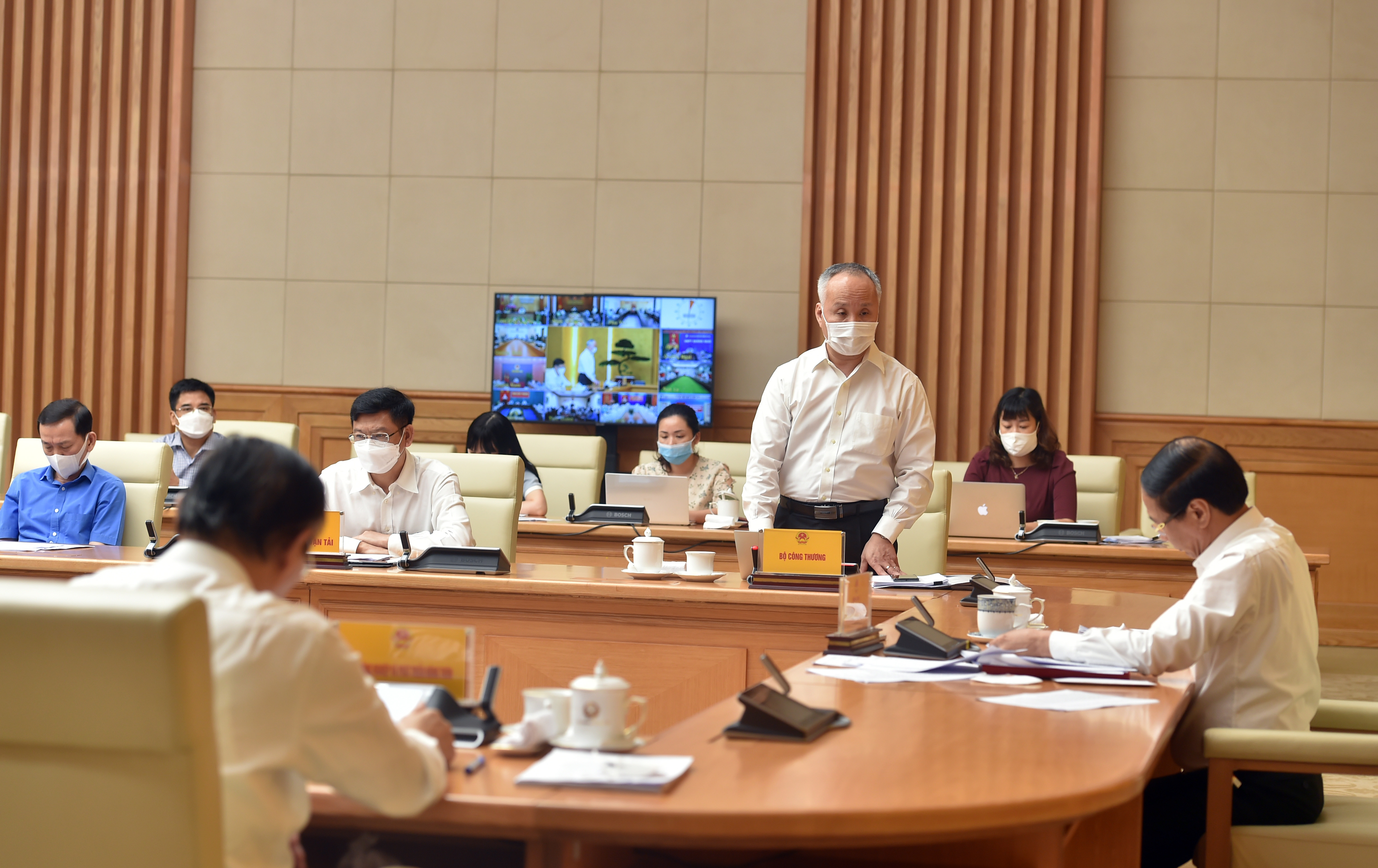 Phó thủ tướng Lê Văn Thành: Không ban hành thêm quy trình, thủ tục, giấy phép gây cản trở lưu thông hàng hóa Thứ trưởng Bộ Công Thương Trần Quốc Khánh đặt vấn đề, tại sao Bắc Giang, Hải Dương có thể xuất khẩu suôn sẻ hơn 100.000 tấn vải thiều trong thời gian ngắn trong khi mặt hàng thanh long, dưa hấu thì nay tắc chỗ này mai tắc chỗ khác. Ảnh VGP/Đức Tuân