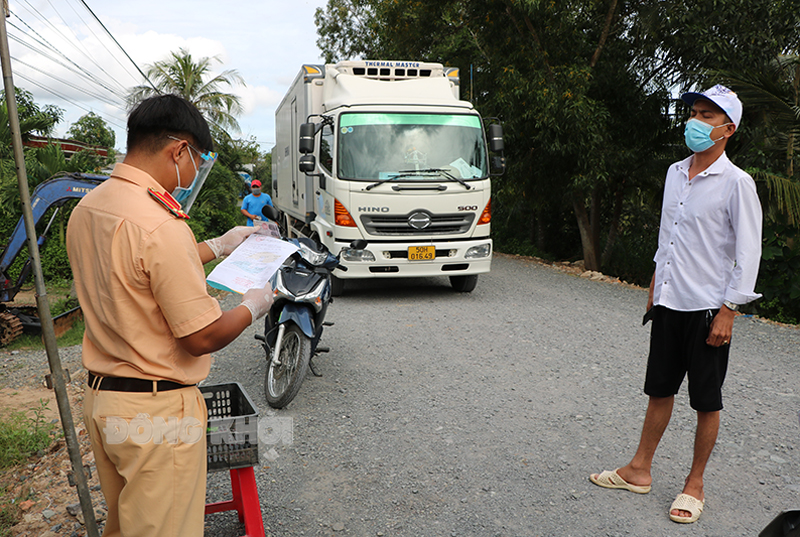 Đảm bảo vận chuyển, lưu thông an toàn và phòng, chống dịch Covid-19 Một chốt kiểm soát ở ranh giới địa bàn huyện Giồng Trôm và Ba Tri.