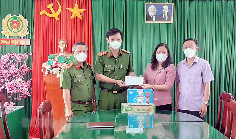 Phó bí thư Thường trực Tỉnh ủy Hồ Thị Hoàng Yến thăm tuyến đầu chống dịch tại Thạnh Phú, Mỏ Cày Nam Phó bí thư Thường trực Tỉnh ủy - Chủ tịch HĐND tỉnh Hồ Thị Hoàng Yến trao quà cho Công an huyện. Ảnh: Văn Minh