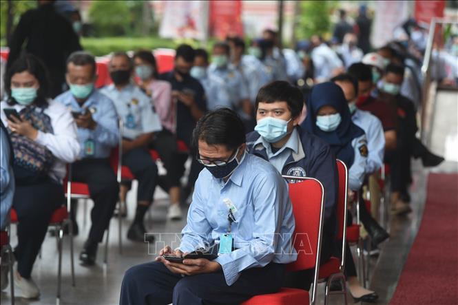 Indonesia công bố các chiến lược sống chung với dịch bệnh Người dân chờ xét nghiệm nhanh COVID-19 tại Jakarta, Indonesia. Ảnh: THX/TTXVN
