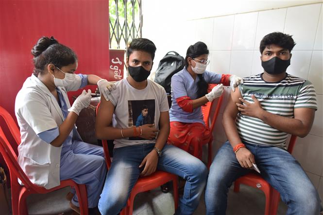 Nhân viên y tế tiêm vaccine ngừa COVID-19 cho người dân tại bang Uttar Pradesh, Ấn Độ ngày 14-9-2021. Ảnh: THX/TTXVN