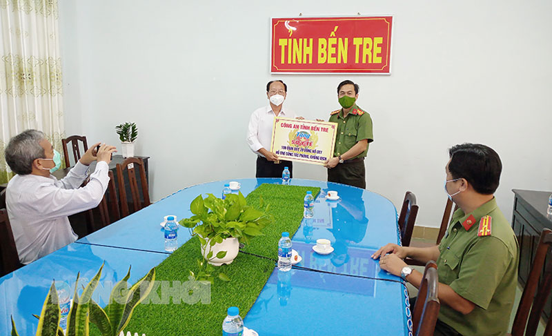 Công an tỉnh tặng trang thiết bị y tế phòng, chống dịch Covid-19 Giám đốc Công an tỉnh trao bảng tượng trưng cho Giám đốc Sở Y tế.