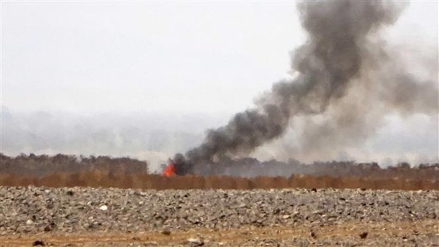 Khói bốc lên trong cuộc giao tranh giữa lực lượng trung thành với chính phủ Yemen do Saudi Arabia hậu thuẫn và phiến quân Houthi tại thành phố miền Trung Marib, ngày 11-2-2021. (Ảnh: AFP/TTXVN)