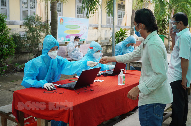Đến 18 giờ ngày 16-9-2021, tỉnh có thêm 1 ca mắc Covid-19 Người dân Mỏ Cày Bắc tham gia test nhanh tầm soát.