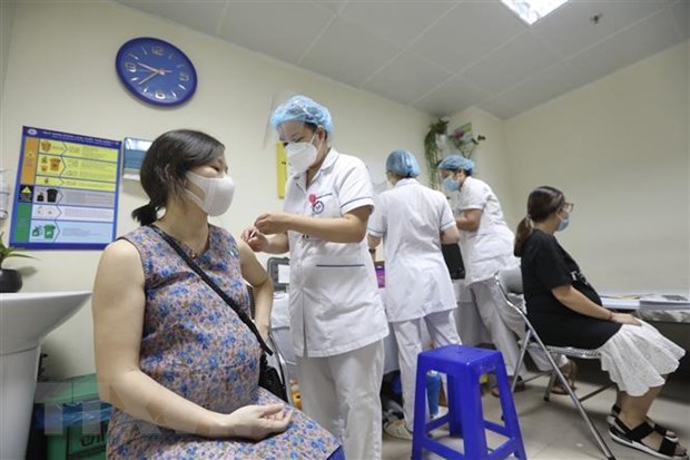 Ngày 16-9-2021: 10.489 ca nhiễm mới, số ca tử vong tại TP. Hồ Chí Minh giảm mạnh Nhân viên y tế tiêm vaccine phòng COVID-19 cho phụ nữ mang thai tại điểm tiêm chủng Bệnh viện Phụ sản Trung ương. Ảnh: Minh Quyết/TTXVN