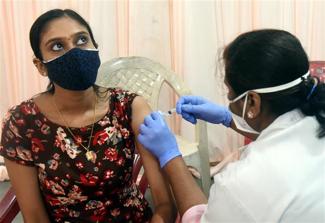 Nhân viên y tế tiêm vaccine phòng COVID-19 cho người dân tại Kochi, Ấn Độ, ngày 24-8-2021. Ảnh: THX/ TTXVN