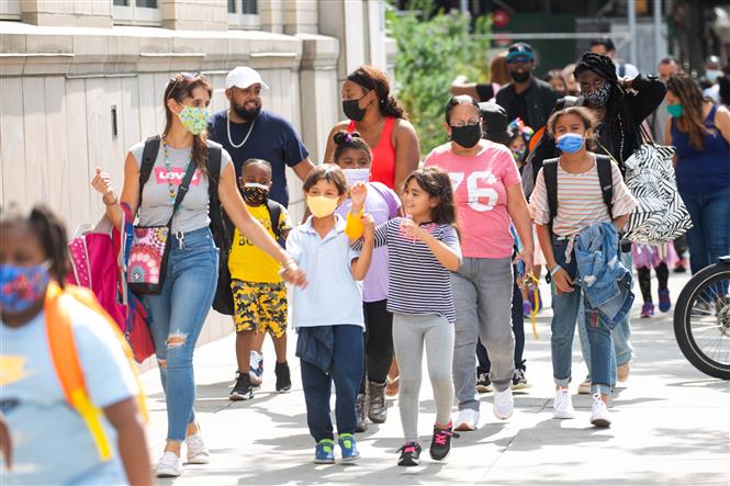 Học sinh trong ngày đầu tiên trở lại trường học ở New York, Mỹ, ngày 13-9-2021. Ảnh: THX/TTXVN