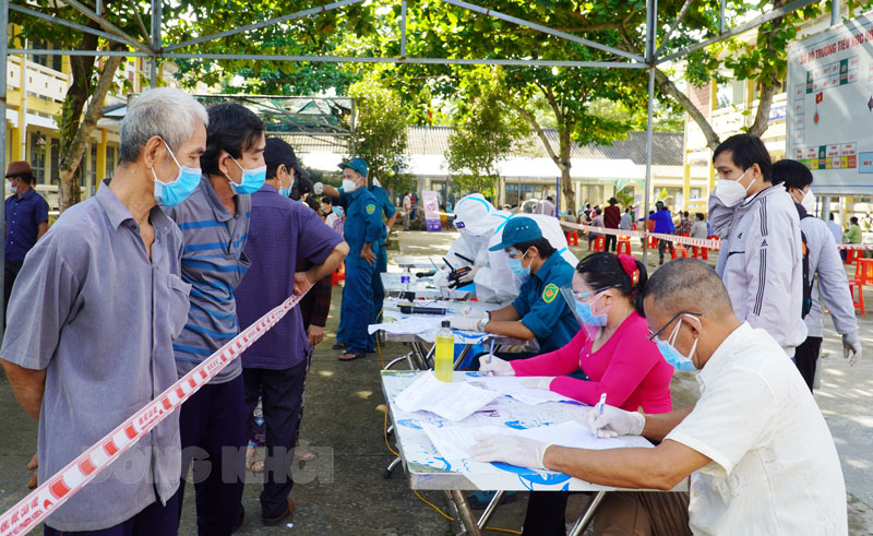 Đến 18 giờ, ngày 17-9-2021, tỉnh không có thêm ca mắc Covid-19 Người dân xã Tân Bình (Mỏ Cày Bắc) tham gia test nhanh tầm soát.