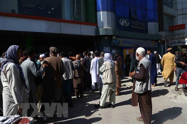 G20 tổ chức hội nghị thượng đỉnh về Afghanistan sau kỳ họp ĐHĐ LHQ Người dân chờ rút tiền bên ngoài một ngân hàng ở Kabul, Afghanistan, ngày 15-9. (Ảnh:THX/TTXVN)