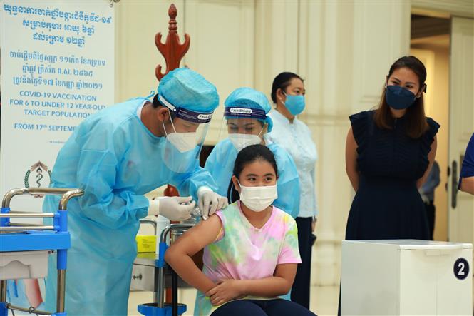 Nhân viên y tế tiêm vaccine ngừa COVID-19 cho trẻ em tại một điểm tiêm chủng ở Phnom Penh, Campuchia, ngày 17-9-2021. Ảnh: THX/TTXVN