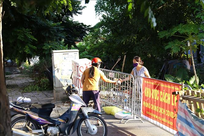 Cách ly khu vực có bệnh nhân COVID-19. Ảnh: TTXVN
