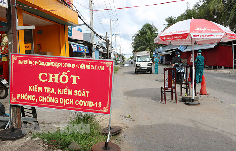 Huyện Mỏ Cày Nam quy định điều kiện đi lại giữa các “vùng xanh” trong huyện Một Chốt kiểm soát của huyện Mỏ Cày Nam giáp huyện Thạnh Phú.