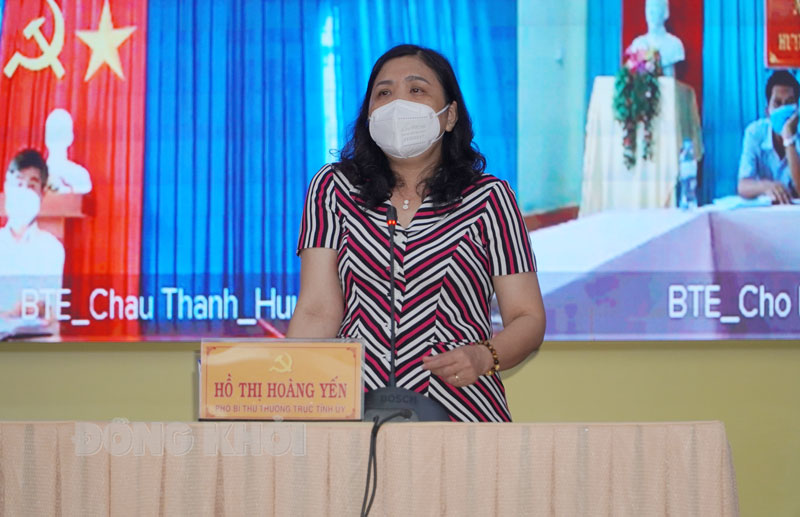 Tiếp tục thực hiện nhiệm vụ phòng chống và đẩy lùi dịch Covid-19 Phó bí thư Thường trực Tỉnh ủy - Chủ tịch HĐND tỉnh Hồ Thị Hoàng Yến phát biểu tại cuộc họp.