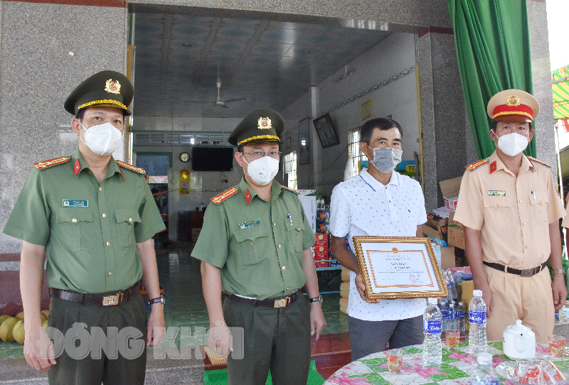 Thượng tá Phạm Thanh Hùng trao giấy khen cho hộ gia đình ông Lê Tâm Đoan.