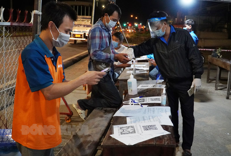 Người dân vào địa bàn tỉnh thực hiện khai báo y tế tại chốt cầu Rạch Miễu.