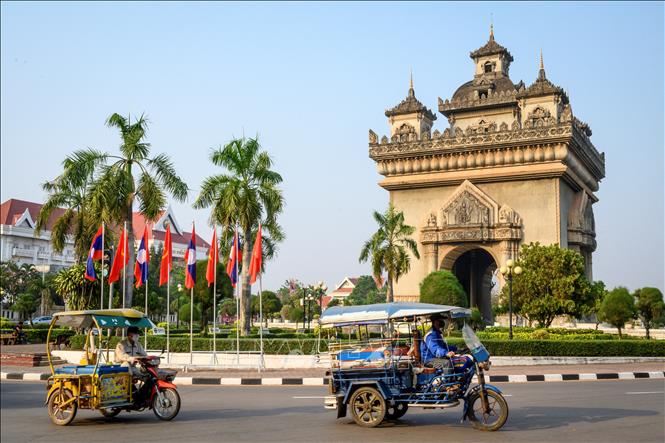 Người dân di chuyển trên đường phố tại Viêng Chăn, Lào. Ảnh: AFP/TTXVN