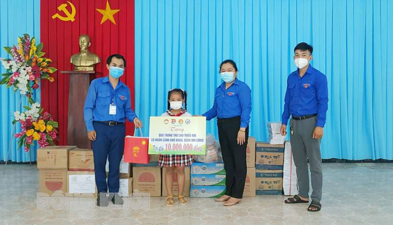 Phó bí thư Thường trực Tỉnh đoàn Lâm Như Quỳnh trao quà trung thu tại các địa phương. Ảnh: CTV