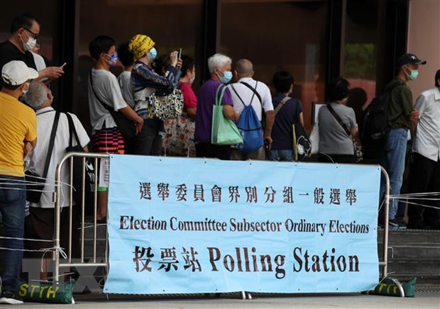 Khu hành chính đặc biệt Hong Kong tổ chức bầu Ủy ban bầu cử năm 2021 Người dân xếp hàng chờ bỏ phiếu tại Tòa thị chính Sha Tin ở Hong Kong, Trung Quốc, ngày 19-9-2021. Ảnh: THX/TTXVN