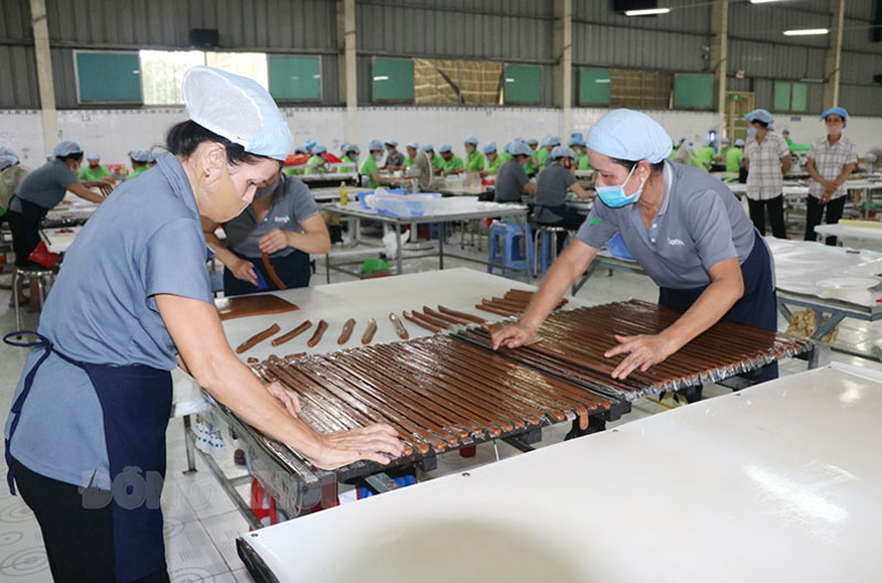 Một số doanh nghiệp sản xuất kẹo dừa đang có phương án tái sản xuất vào hạ tuần tháng 9-2021. Ảnh: Thạch Thảo