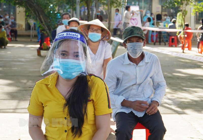 Người dân vùng nguy cơ tham gia test nhanh.