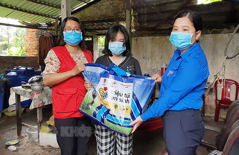  Phó bí thư Tỉnh Đoàn Võ Thị Phương Diệu trao túi quà an sinh cho học sinh có hoàn cảnh khó khăn ở xã Phú Hưng, TP. Bến Tre.