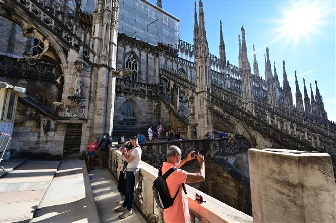 Khách du lịch tham quan Nhà Thờ Chính Tòa Milano ở Milan, Italy, ngày 5-8-2021. Ảnh: AFP/TTXVN