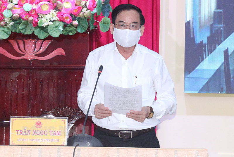 Kiên định mục tiêu vừa phòng, chống dịch vừa khôi phục kinh tế Chủ tịch UBND tỉnh Trần Ngọc Tam phát biểu tại cuộc họp.
