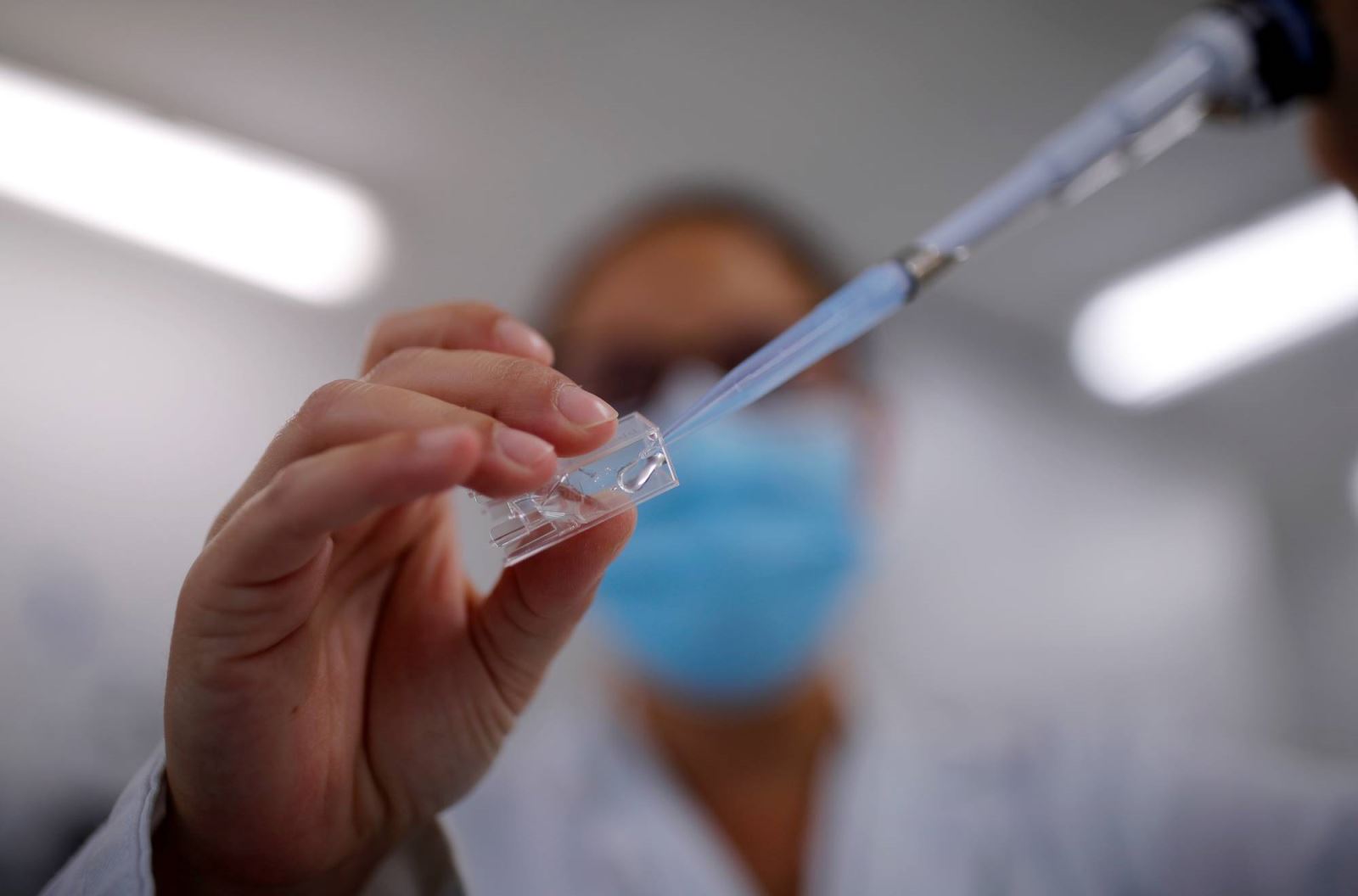 Các hãng dược phát triển vaccine xịt mũi để sớm đánh bại COVID-19 Một nhà nghiên cứu trong phòng thí nghiệm phát triển vaccine COVID-19 dạng xịt mũi tại Đại học Tours, Pháp. Ảnh: Reuters