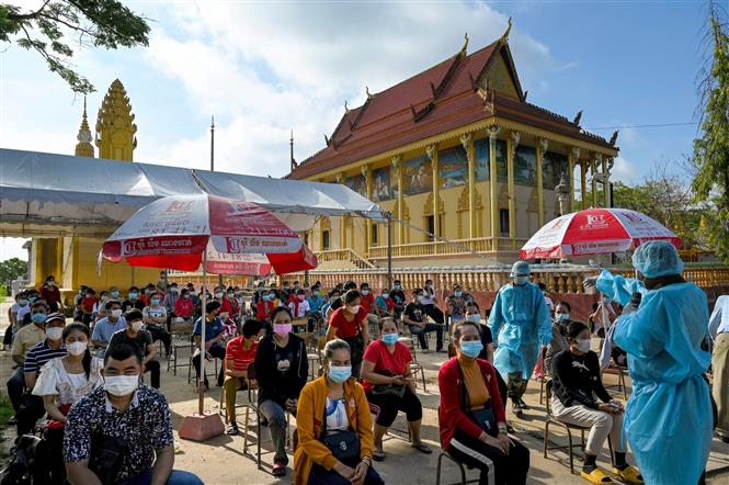 Người dân xếp hàng chờ tiêm vaccine ngừa COVID-19 tại Phnom Penh, Campuchia. Ảnh: AFP/TTXVN