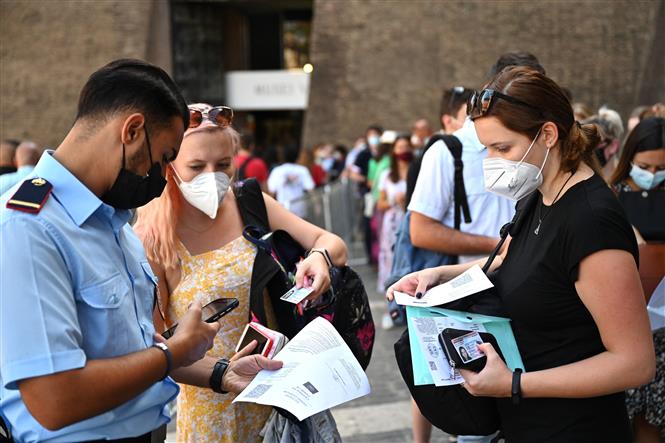 Kiểm tra thẻ xanh COVID-19 trước khi vào tham quan Bảo tàng Vatican ở Vatican, ngày 6-8-2021. Ảnh: AFP/TTXVN